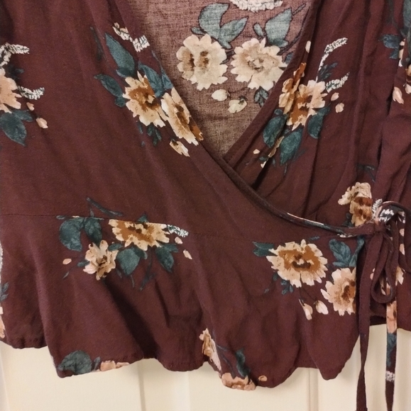 *5 for $20* Wild Fable floral wrap top - Picture 7 of 10
